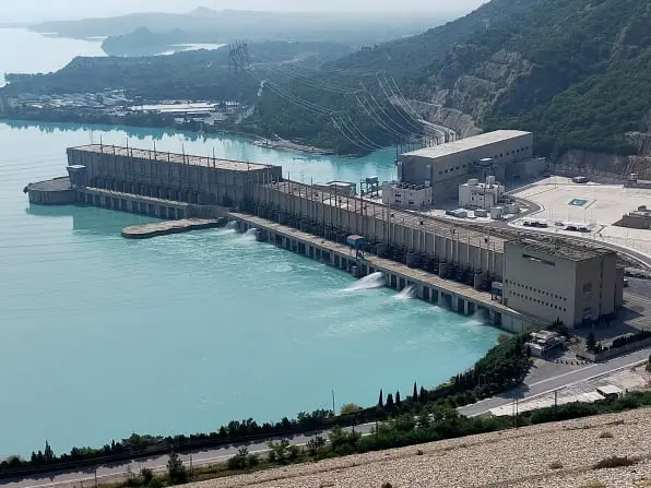 Right bank powerhouses, including completed T4 powerhouse (background)